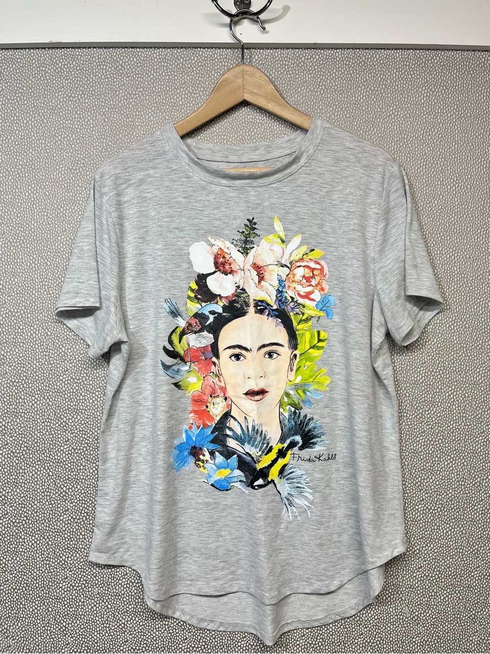 XXL (19) Frida Kahlo Floral Portrait Graphic Tee - Gray